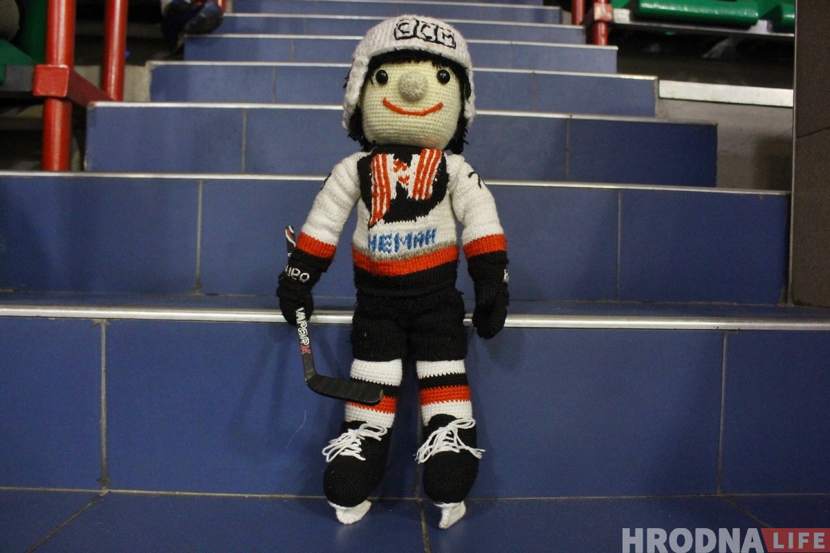 Талісман перамогі: сям'я з Гродна ходзіць на хакей з цацкай, якая прыносіць поспех
