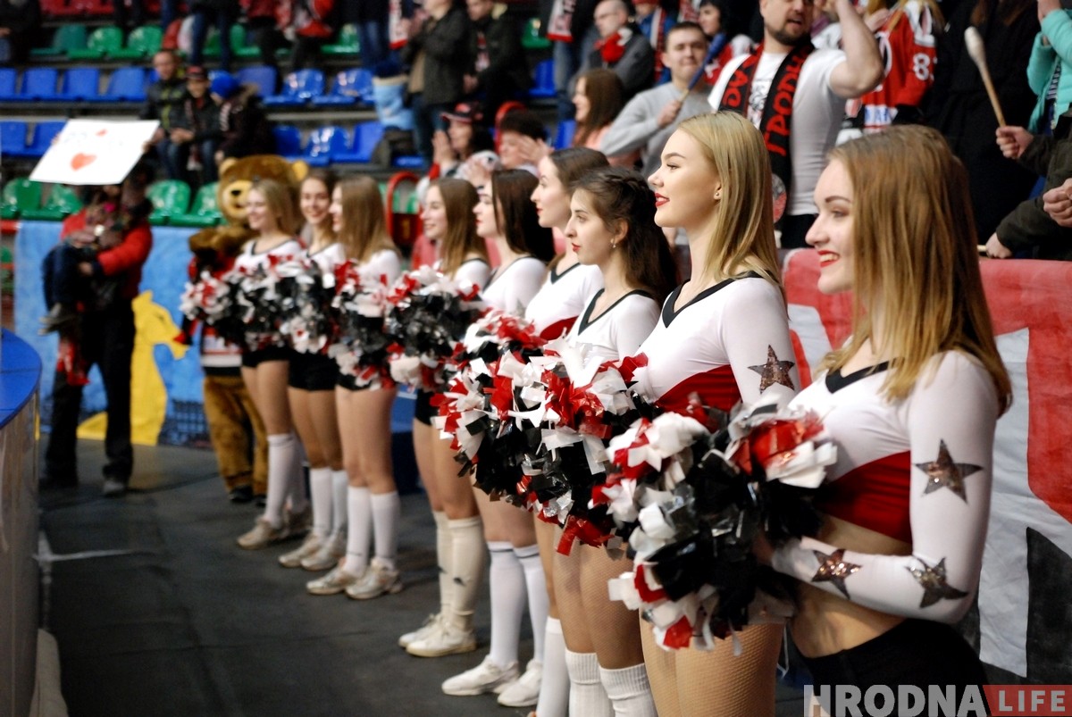 Дзяўчаты, якія не мерзнуць: глядзіце, хто танцуе за "Нёман"