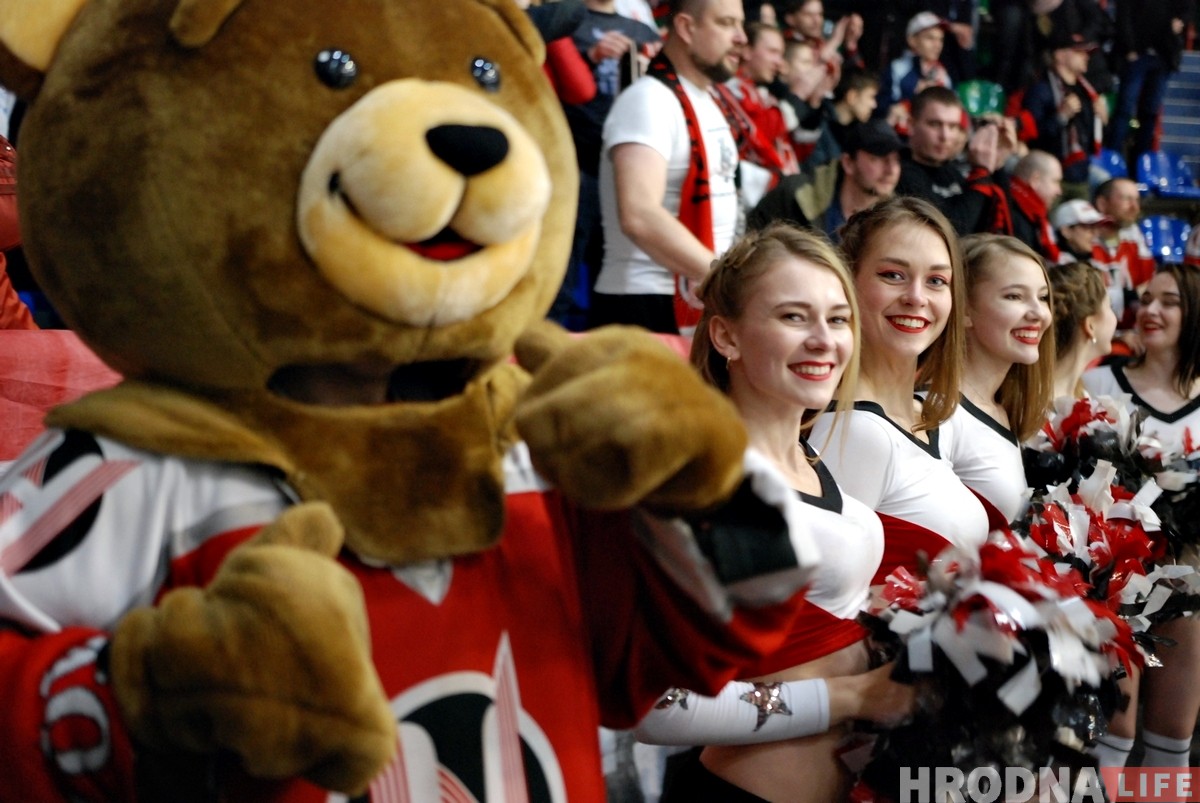 Дзяўчаты, якія не мерзнуць: глядзіце, хто танцуе за "Нёман"