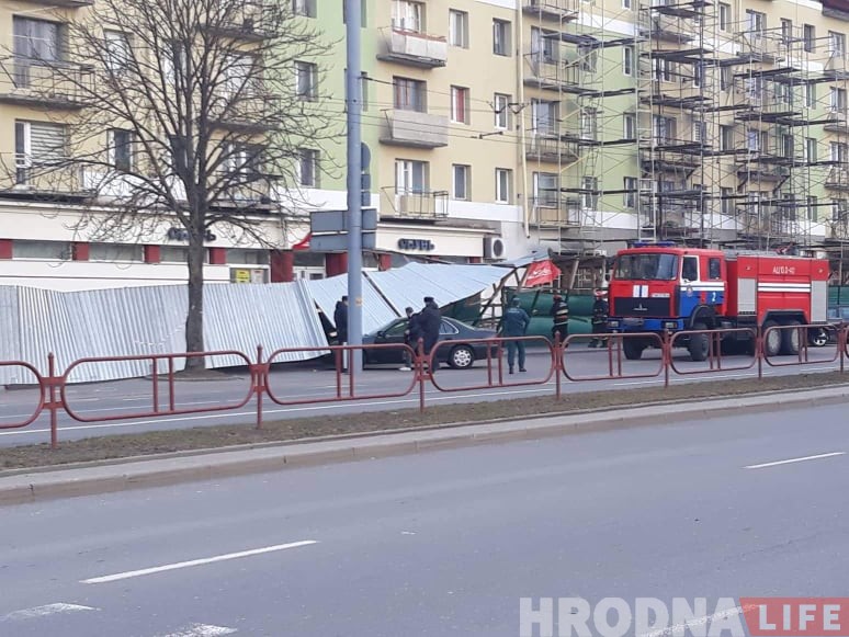 Моцны вецер у Гродне ламае дрэвы і знакі. Пашкоджаныя аўто
