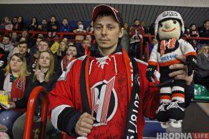 Заўзятарка аддзячыла хакейнаму "Нёману" за выдатны настрой вершам на беларускай мове Заўзятарка аддзячыла хакейнаму "Нёману" за выдатны настрой вершам на беларускай мове