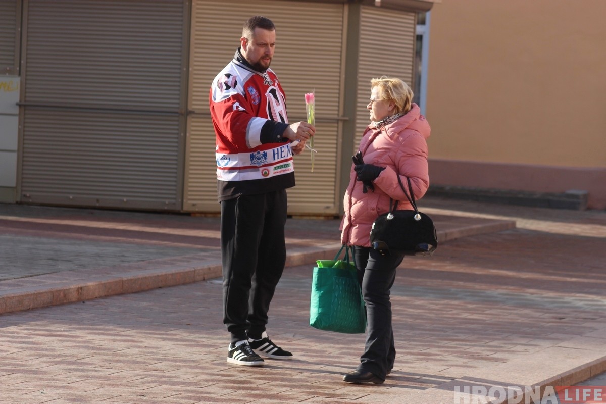 Фанаты «Немана» поздравили женщин с 8 марта и пригласили на хоккей