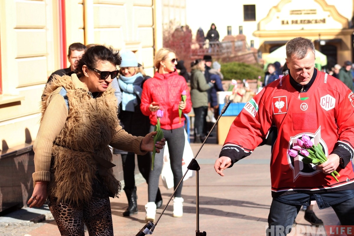 Хакейны "Нёман" выйшаў у цэнтр Гродна і павіншаваў жанчын з 8 сакавіка