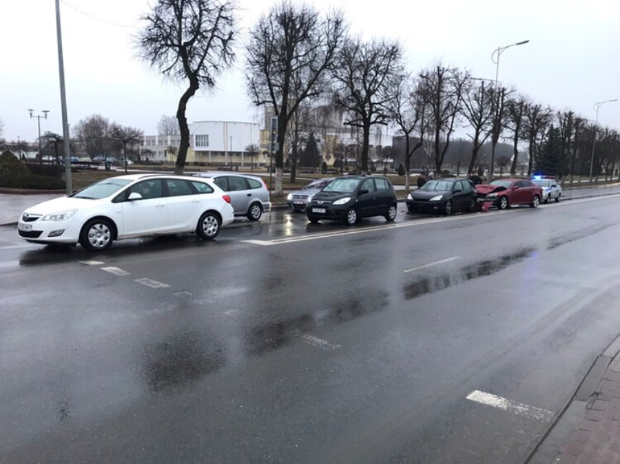 Девушка приехала из Шотландии без водительских прав и въехала в Лиде в три машины