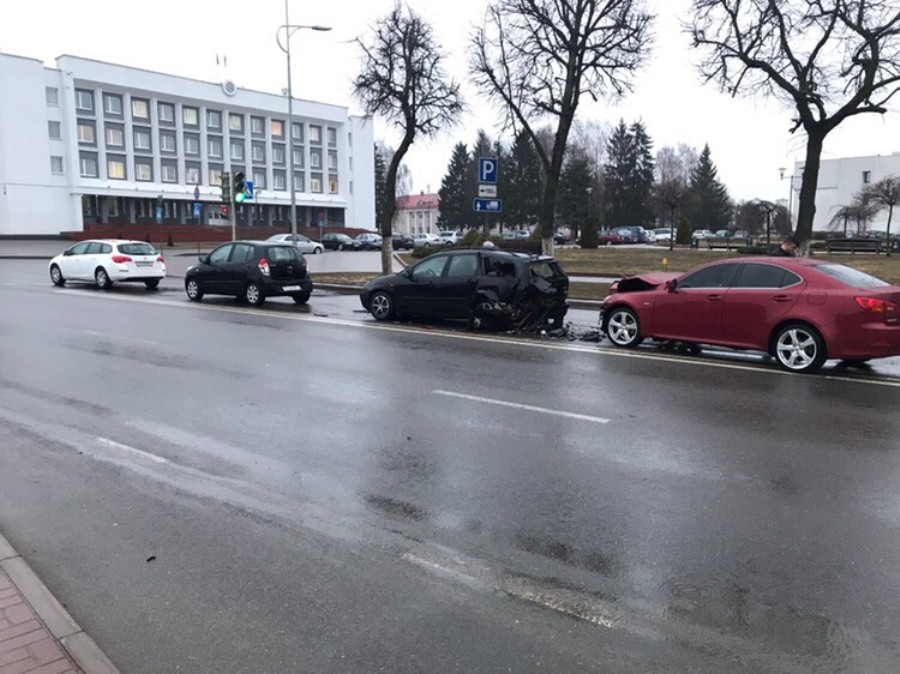 Девушка приехала из Шотландии без водительских прав и въехала в Лиде в три машины