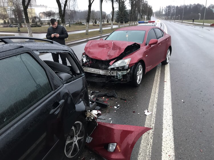 Девушка приехала из Шотландии без водительских прав и въехала в Лиде в три машины
