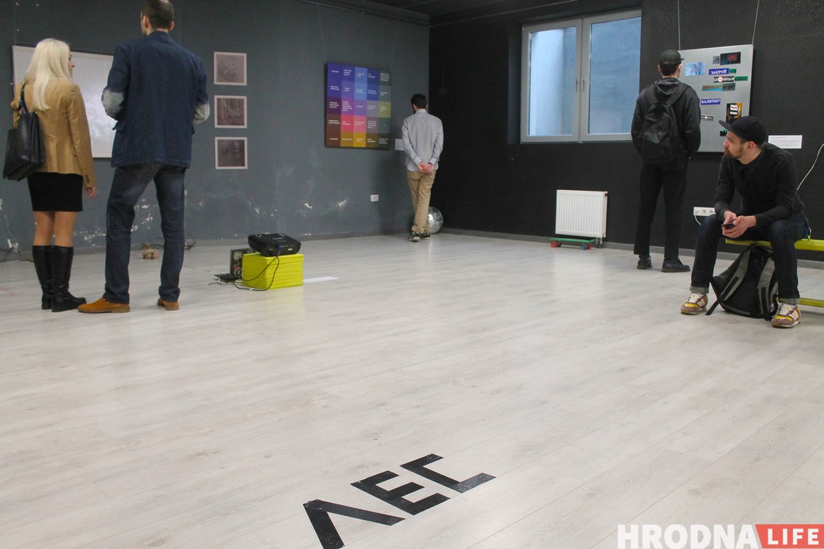 “Лес дзяўчыны”. У Гродне адкрылася выстава з творамі, якія можна знішчаць “Лес дзяўчыны”. У Гродне адкрылася выстава з творамі, якія можна знішчаць