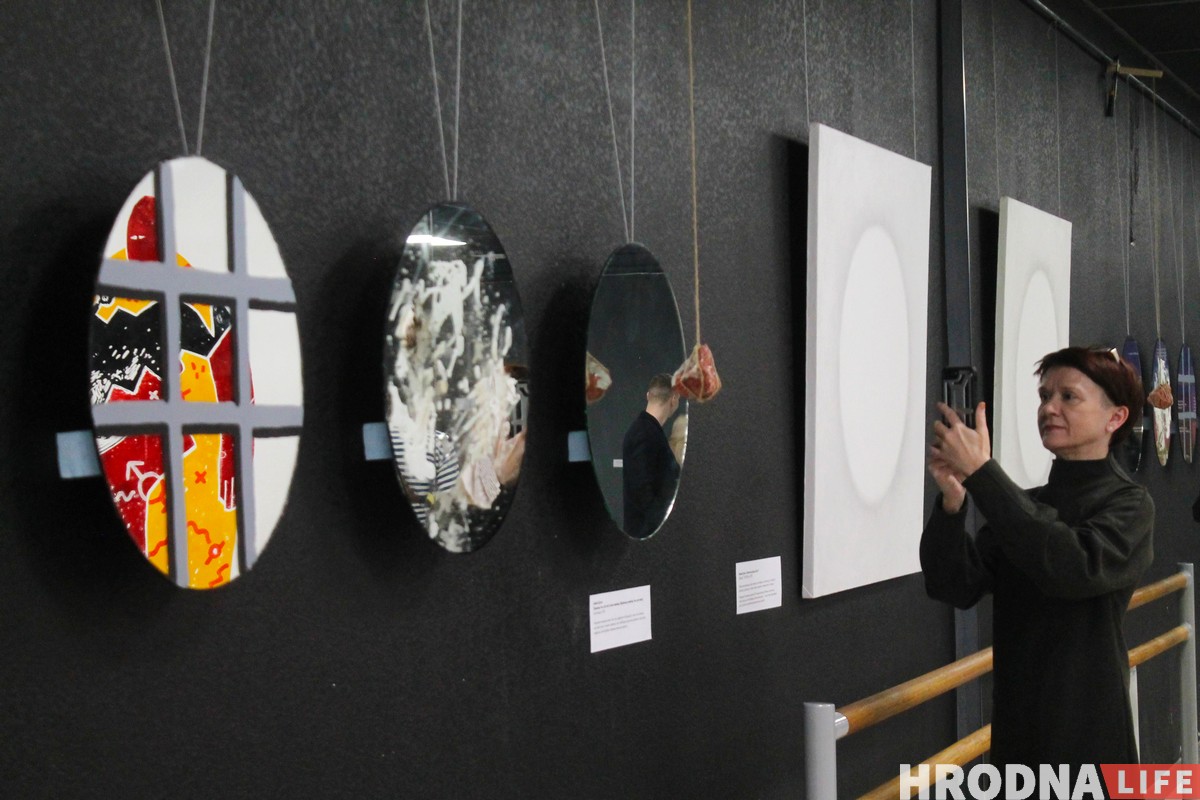 “Лес дзяўчыны”. У Гродне адкрылася выстава з творамі, якія можна знішчаць “Лес дзяўчыны”. У Гродне адкрылася выстава з творамі, якія можна знішчаць