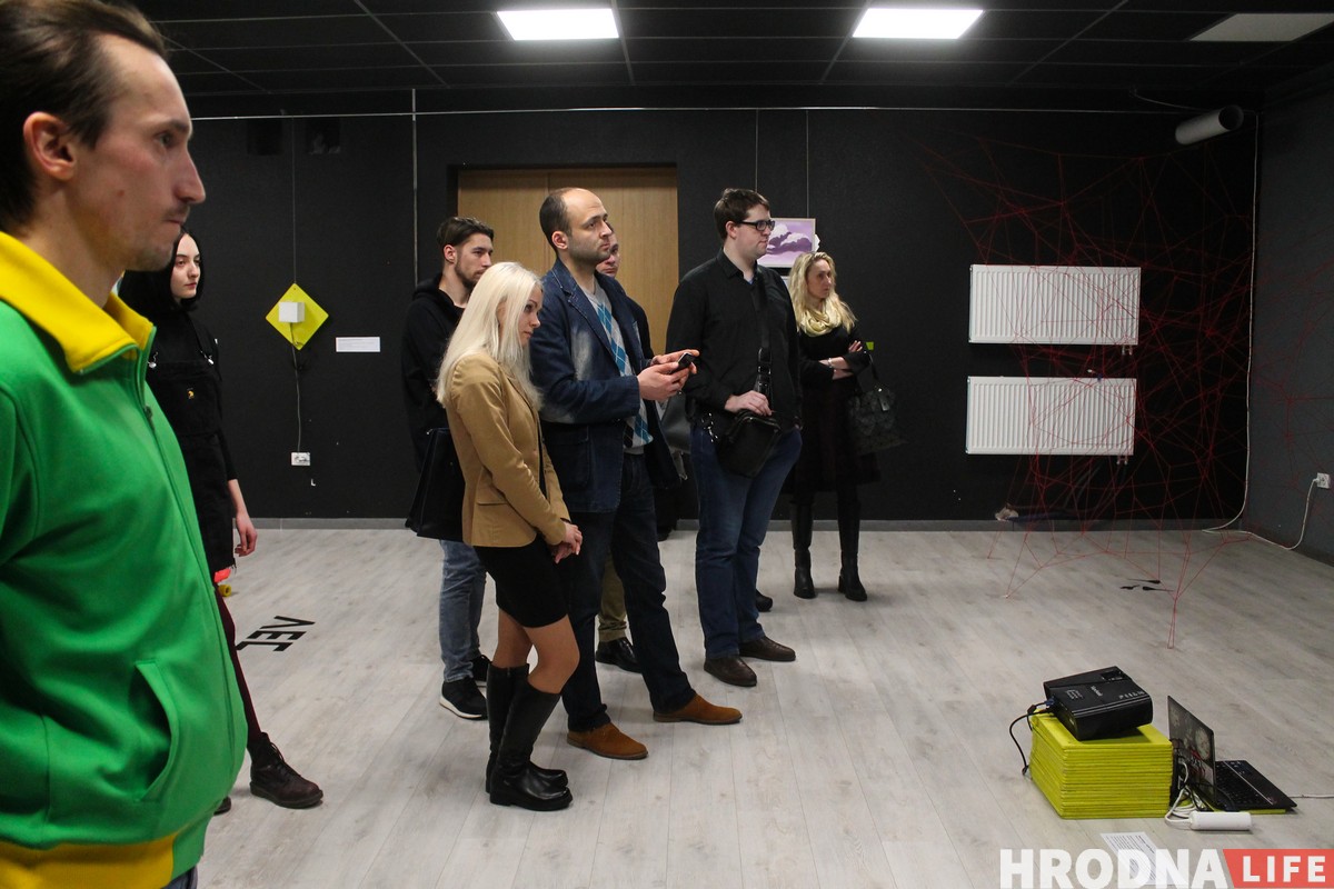 “Лес дзяўчыны”. У Гродне адкрылася выстава з творамі, якія можна знішчаць “Лес дзяўчыны”. У Гродне адкрылася выстава з творамі, якія можна знішчаць