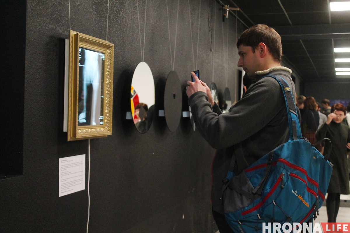 “Лес дзяўчыны”. У Гродне адкрылася выстава з творамі, якія можна знішчаць “Лес дзяўчыны”. У Гродне адкрылася выстава з творамі, якія можна знішчаць