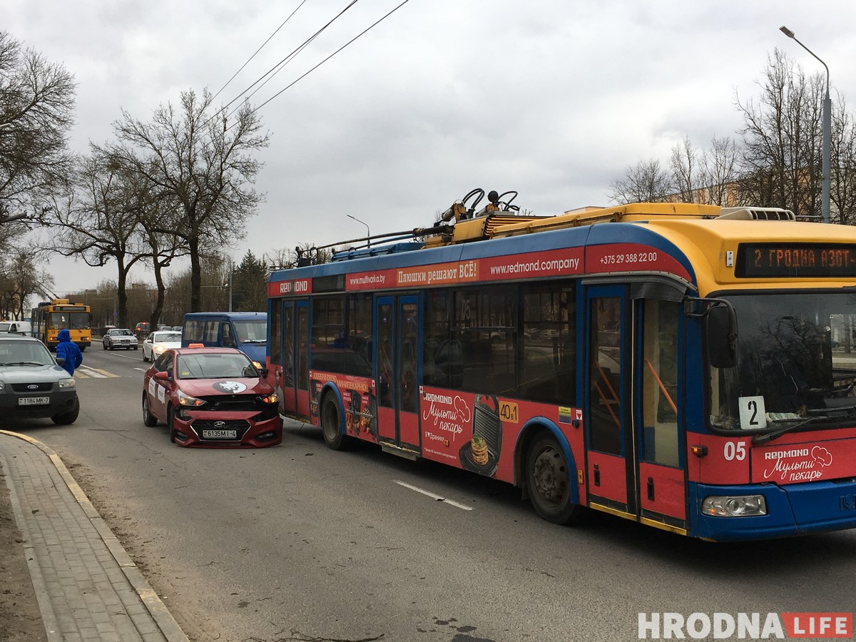 Авария на Горького: такси «Максим» потеряло бампер