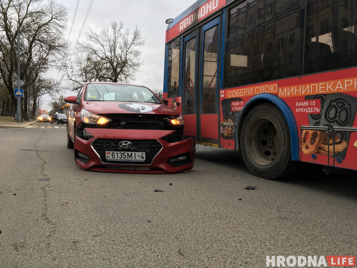Авария на Горького: такси «Максим» потеряло бампер