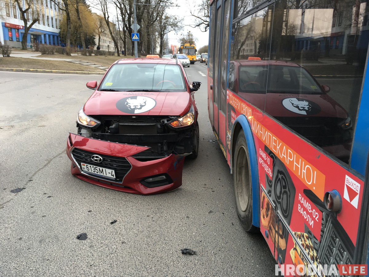 Авария на Горького: такси «Максим» потеряло бампер