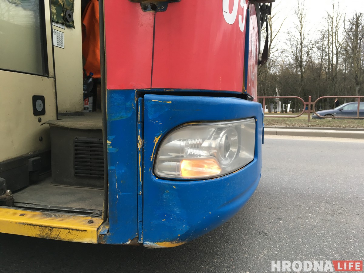 Авария на Горького: такси «Максим» потеряло бампер