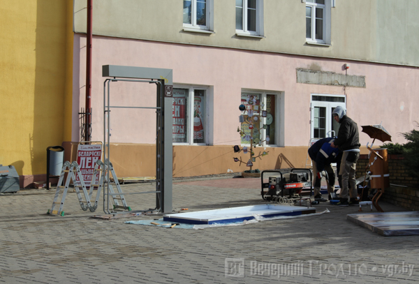 У цэнтры усталёўваюць інфармацыйны стэнд для турыстаў на беларускай мове