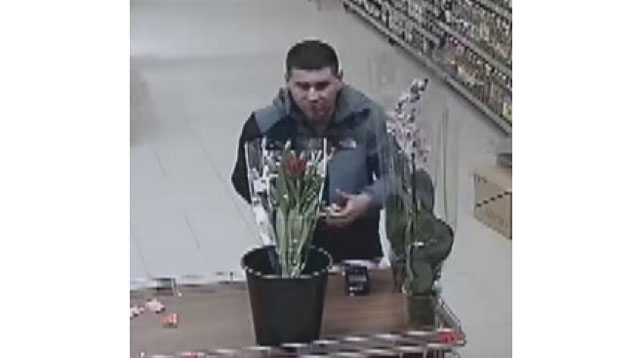 В Скиделе мужчина украл в магазине терминал