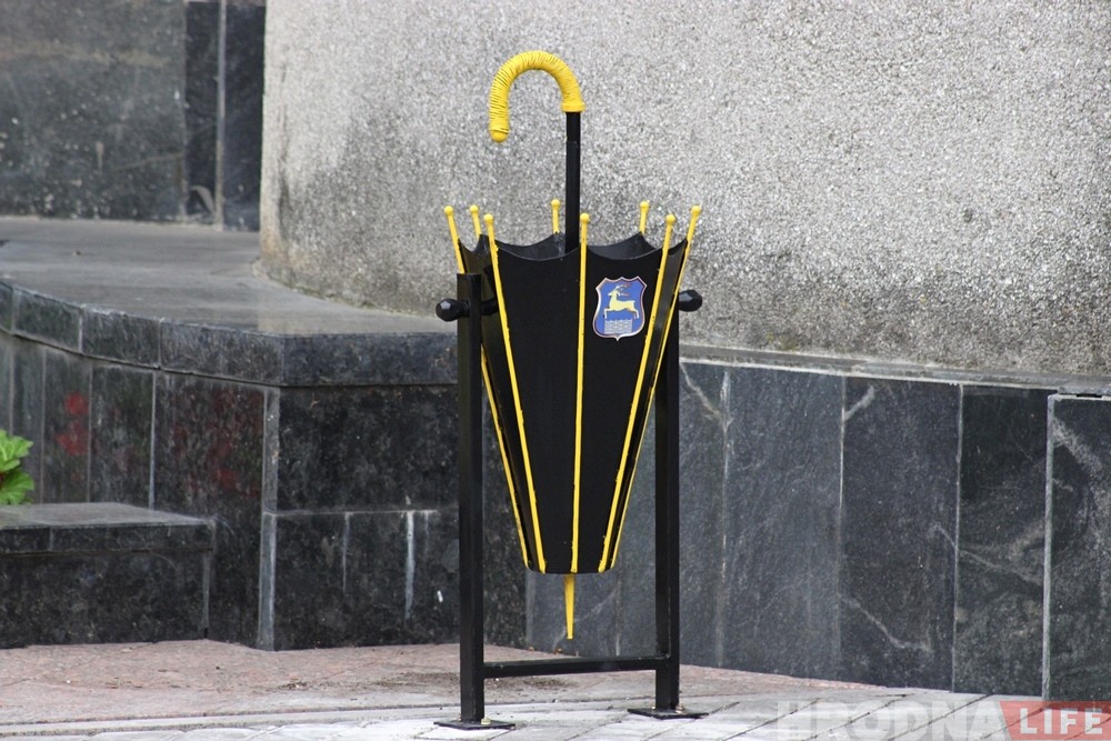 Фотафакт: Прыпынак-парасон з'явіўся ў Слоніме. Дзе яшчэ шукаць падобныя арт-аб'екты