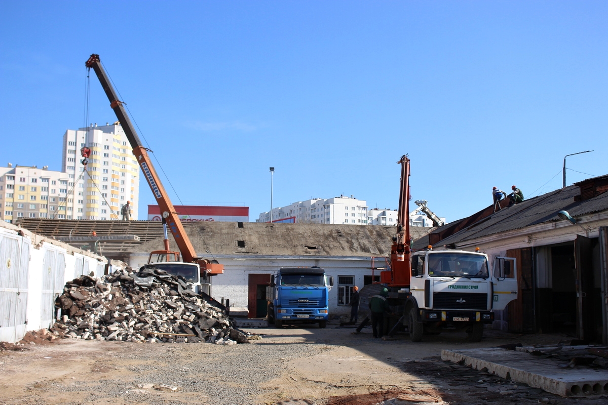 На Дзяржынскага разбіраюць гаражы. Там з'явіцца стаянка
