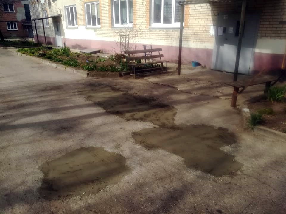 Гродненцы не дождались коммунальщиков и сами залатали ямы во дворе