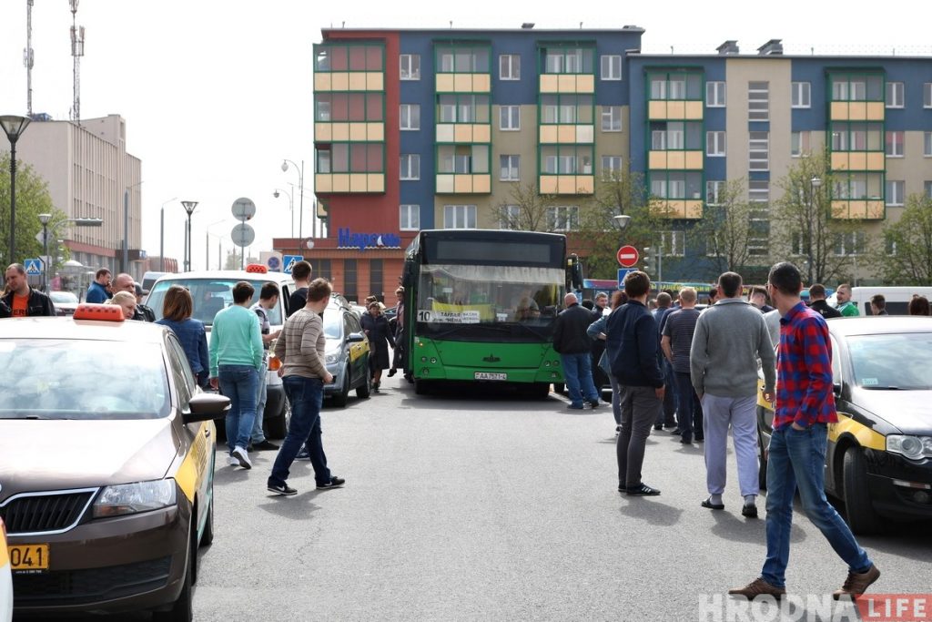 У Гродне страйкуюць таксісты: патрабуюць павышэння тарыфаў