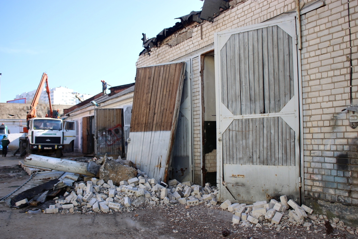 На Дзяржынскага разбіраюць гаражы. Там з'явіцца стаянка