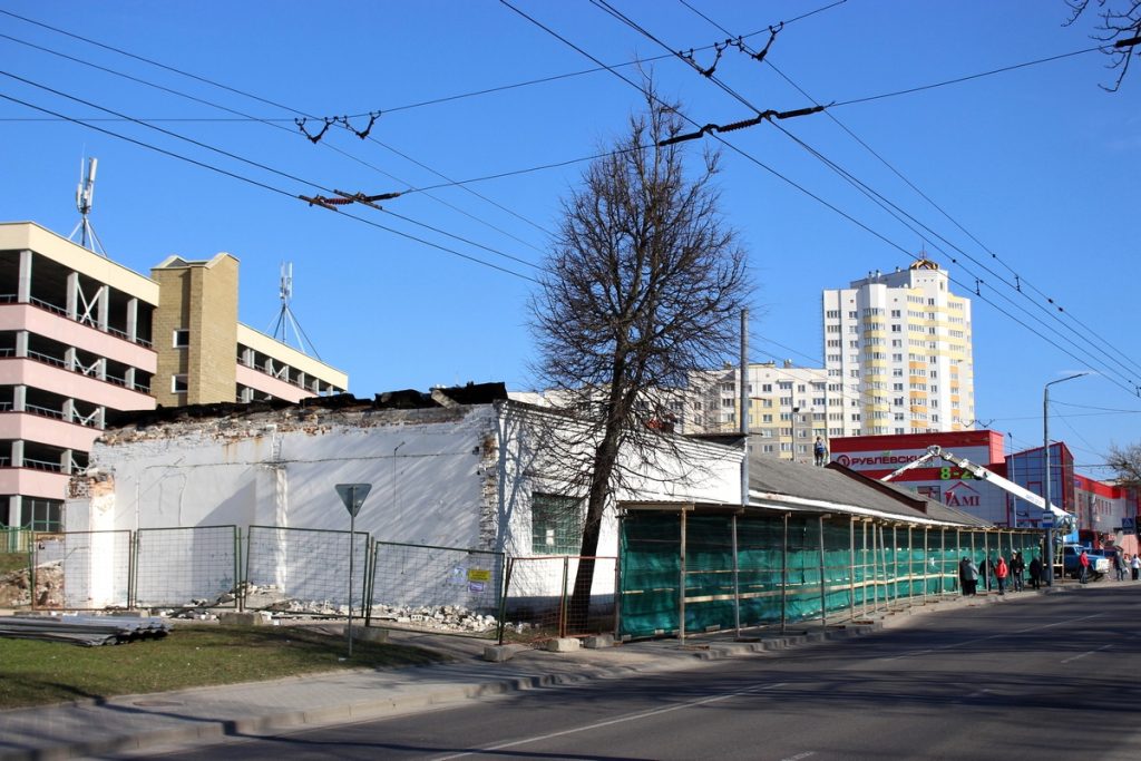 На Дзяржынскага разбіраюць гаражы. Там з'явіцца стаянка