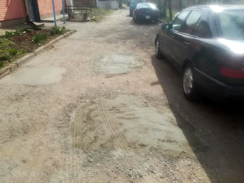 Гродненцы не дождались коммунальщиков и сами залатали ямы во дворе