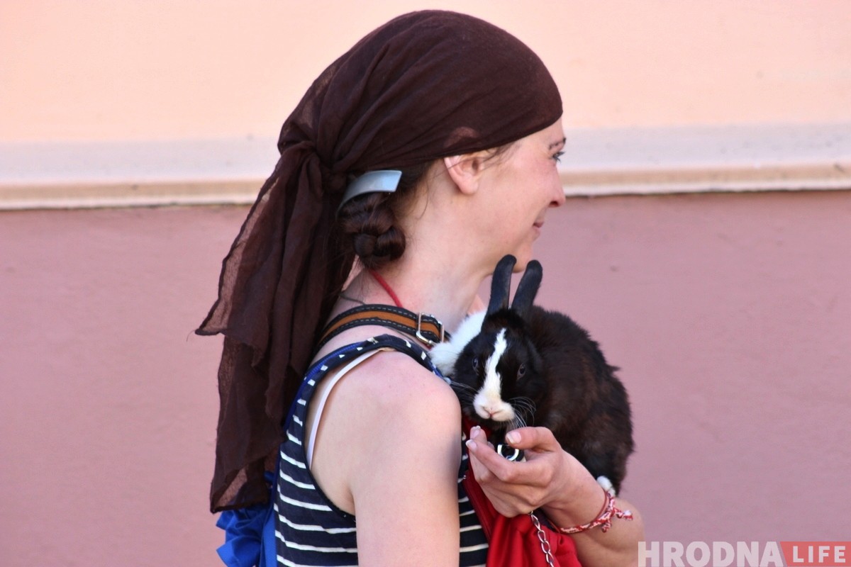 Пешеходка в Гродно: не только поросята, но кролики становятся друзьями уличных музыкантов