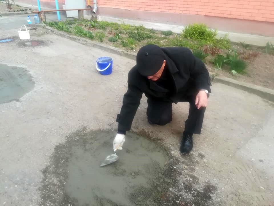 Гродненцы не дождались коммунальщиков и сами залатали ямы во дворе