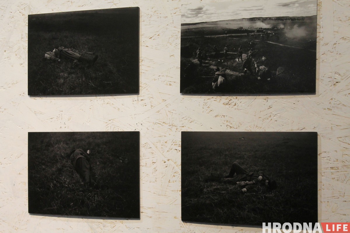 Война - как сувенир, концерт и память. Выставка Андрея Ленкевича “Бывай, Радзіма” открылась в Гродно