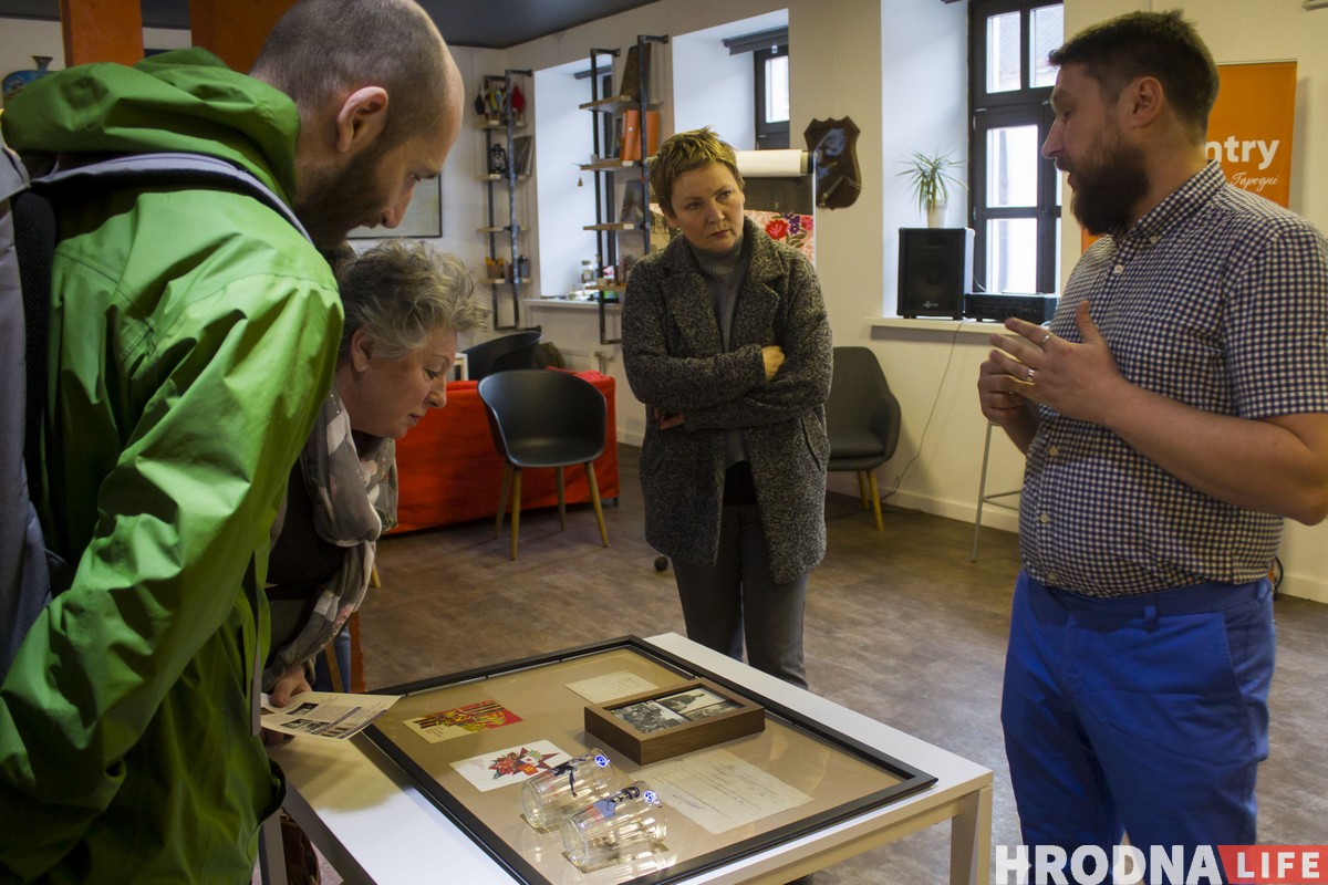 Война - как сувенир, концерт и память. Выставка Андрея Ленкевича “Бывай, Радзіма” открылась в Гродно