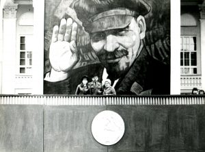 Слава вялікаму ЛЕНІНскаму раёну! Якія савецкія надпісы раней былі ля Бернардынскага касцёла Слава вялікаму ЛЕНІНскаму раёну! Якія савецкія надпісы раней былі ля Бернардынскага касцёла