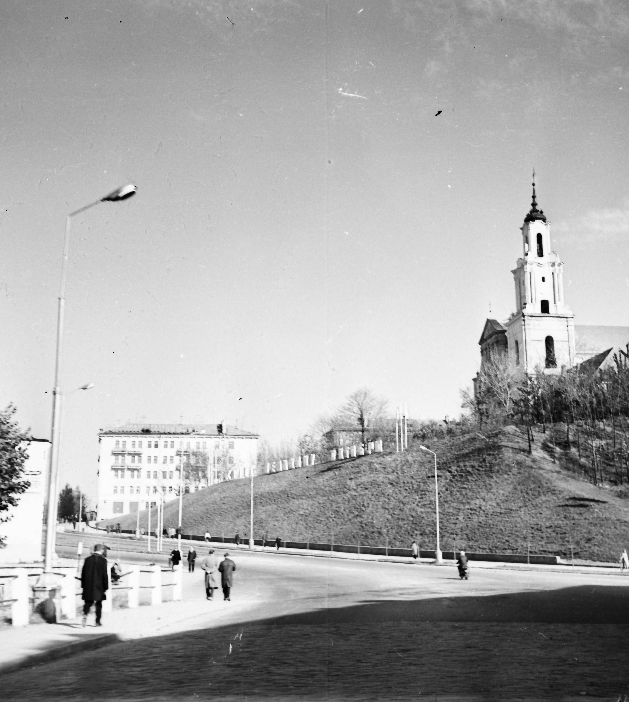 Слава вялікаму ЛЕНІНскаму раёну! Якія савецкія надпісы раней былі ля Бернардынскага касцёла
