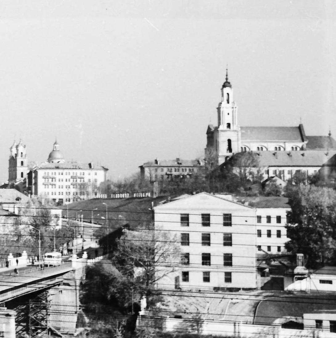Слава вялікаму ЛЕНІНскаму раёну! Якія савецкія надпісы раней былі ля Бернардынскага касцёла