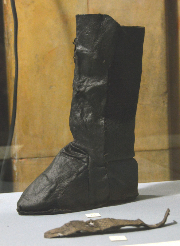 Шахматная доска, ножи и бритва: в Старом замке в Гродно можно посмотреть новые археологические находки