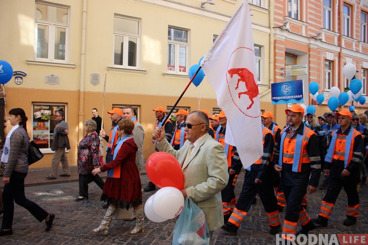Гродзенскі актывіст са сцягам АГП далучыўся да "Параду прафесій" у Гродне