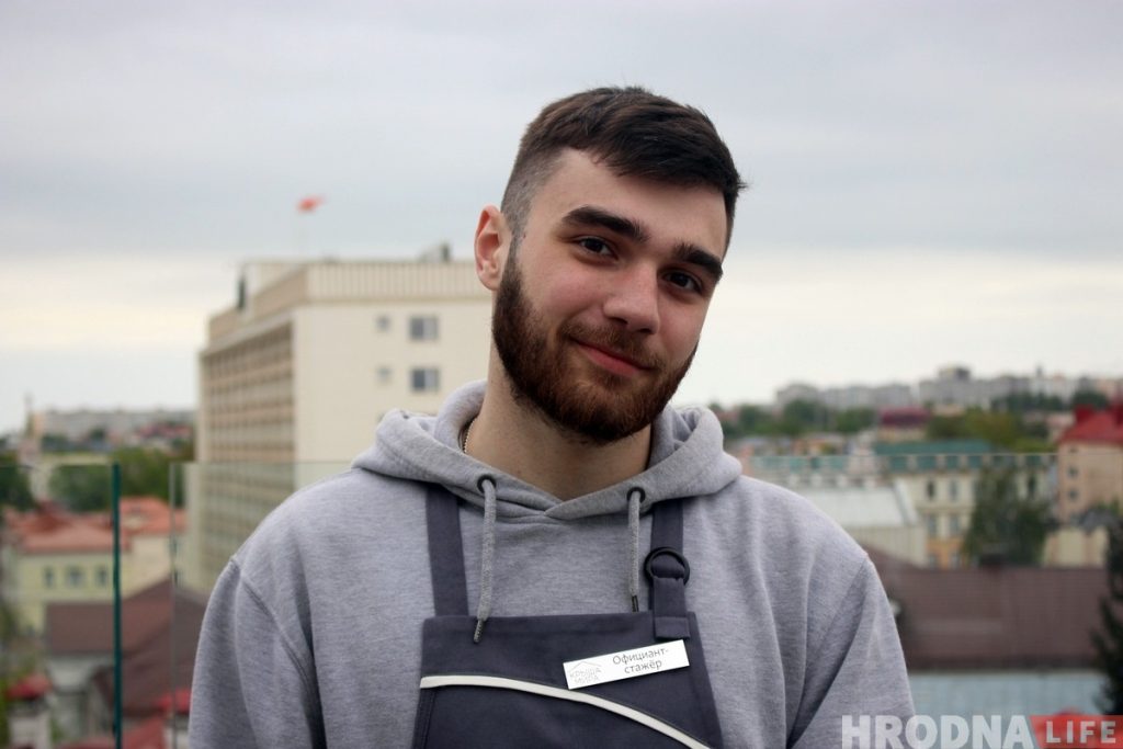 «Героем сябе не адчуваю». Афіцыянт уратаваў гродзенца, што збіраўся скочыць з даху універмага