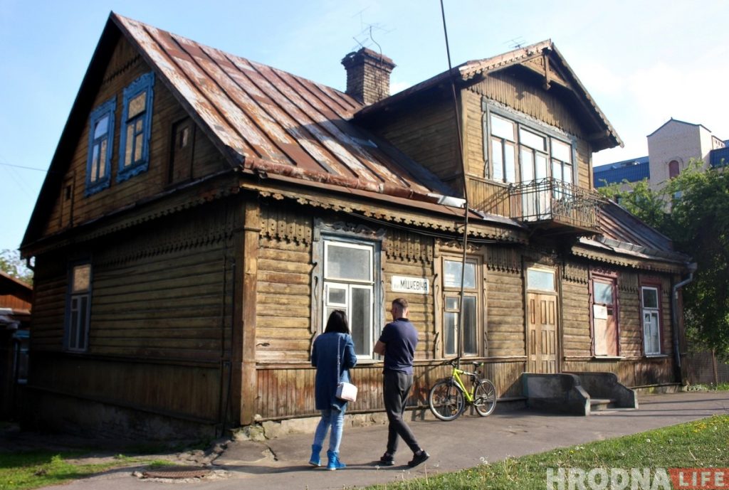 «Аддайце дом і мы выратуем яго». Сям'я гродзенцаў хоча захаваць драўляныя дамы ў Новым Свеце