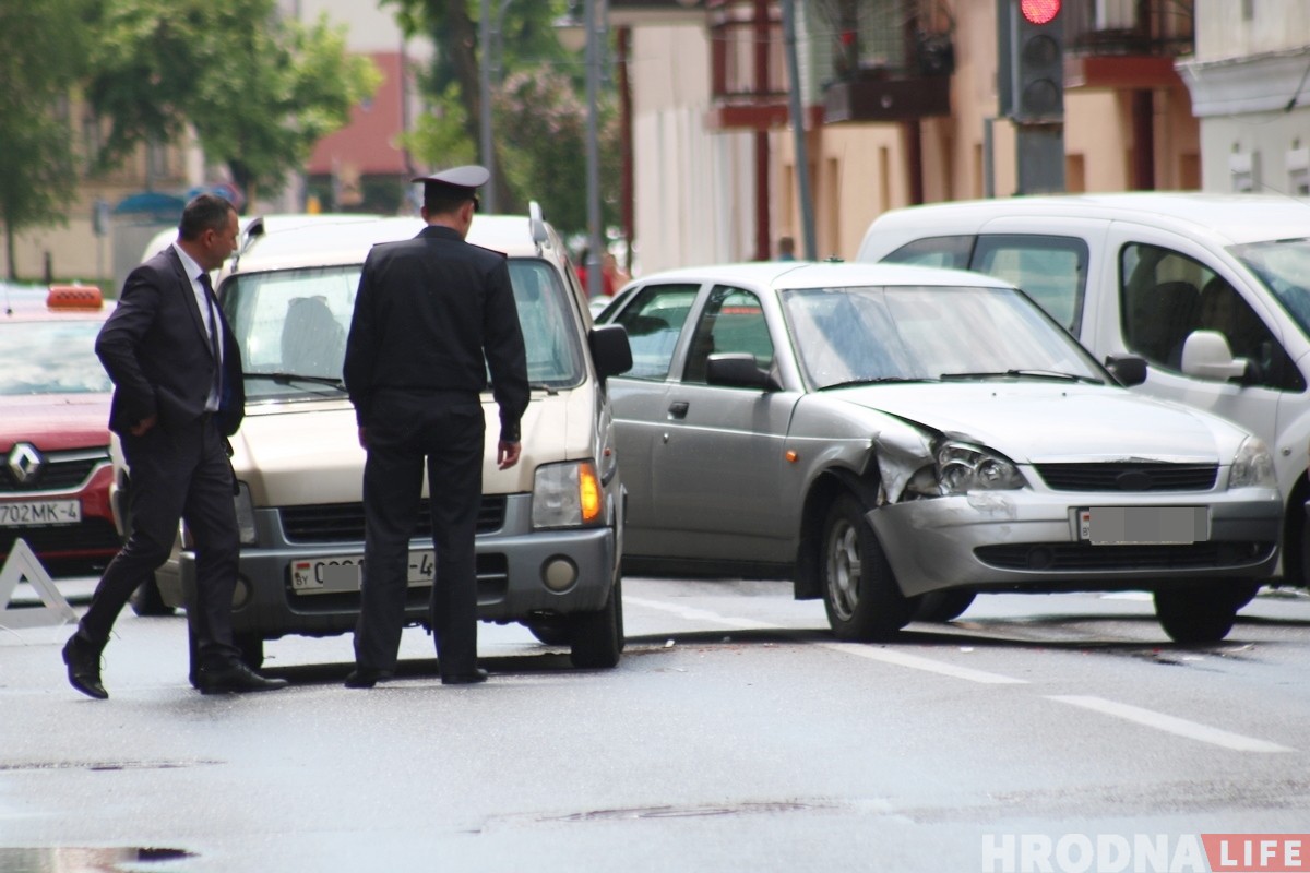В центре в очередной раз затруднено движение: ДТП на Социалистической