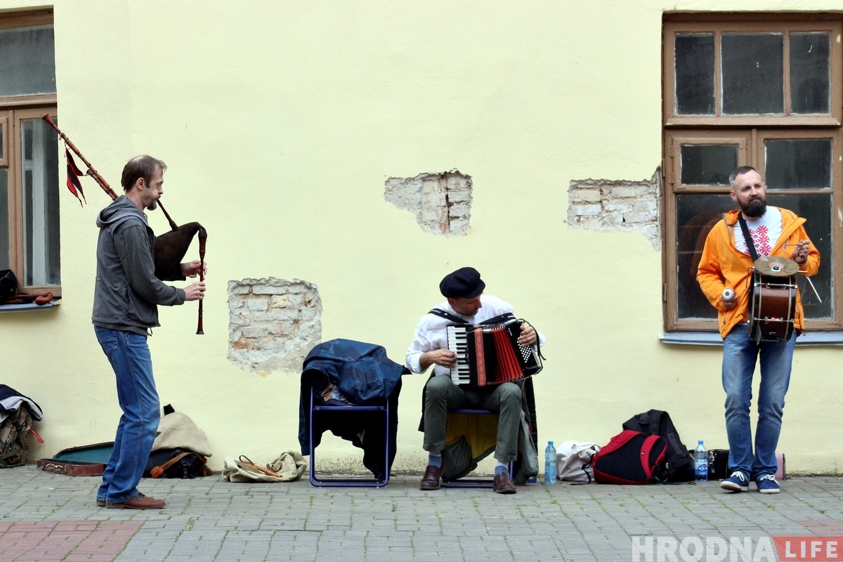 Беларуская музыка і танцы: у цэнтры Гродна зноў ажывае дворык Беларуская музыка і танцы: у цэнтры Гродна зноў ажывае дворык
