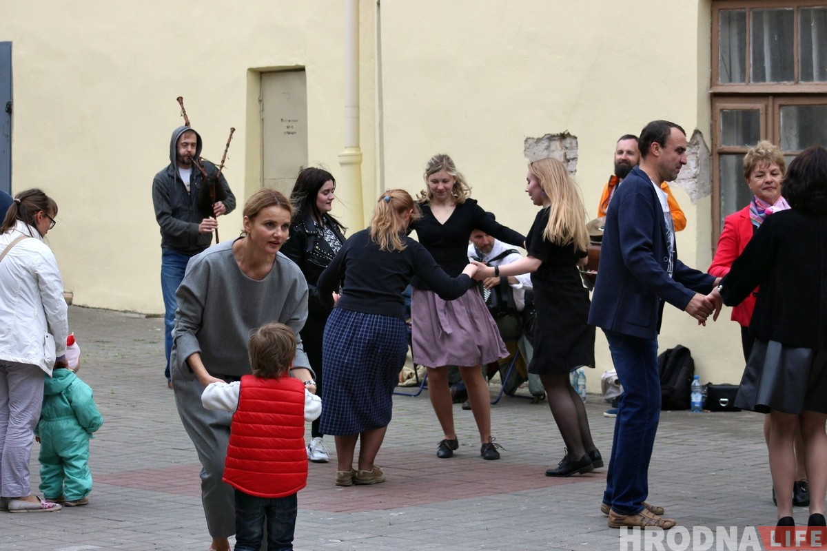 Беларуская музыка і танцы: у цэнтры Гродна зноў ажывае дворык Беларуская музыка і танцы: у цэнтры Гродна зноў ажывае дворык