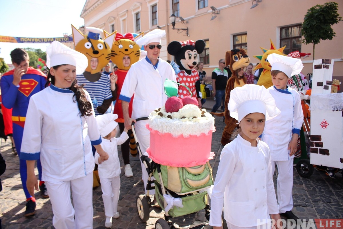 С самолетами и танками: в Гродно прошел парад детских колясок