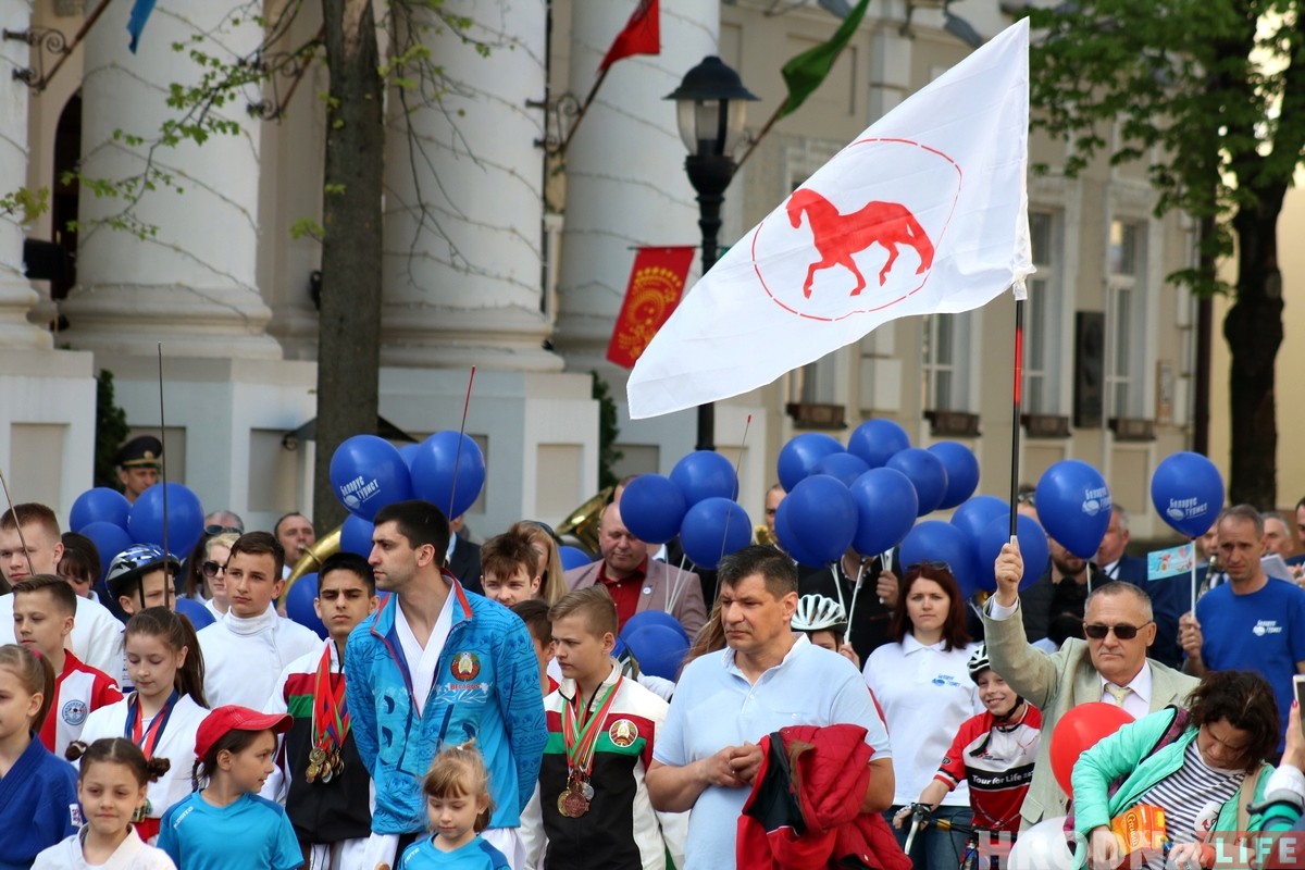 Гродзенскі актывіст са сцягам АГП далучыўся да "Параду прафесій" у Гродне