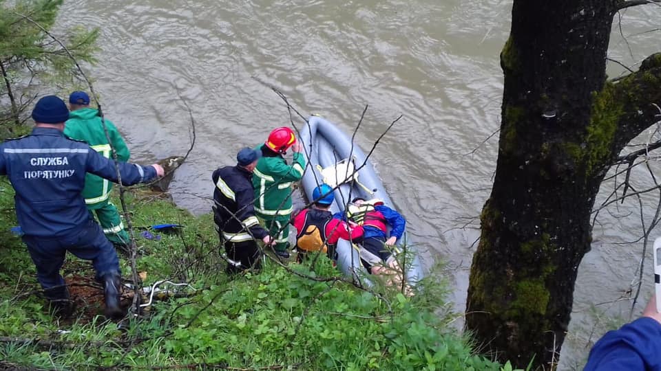 В Карпатах в реку перевернулся грузовик с белорусскими туристами. Три человека погибли