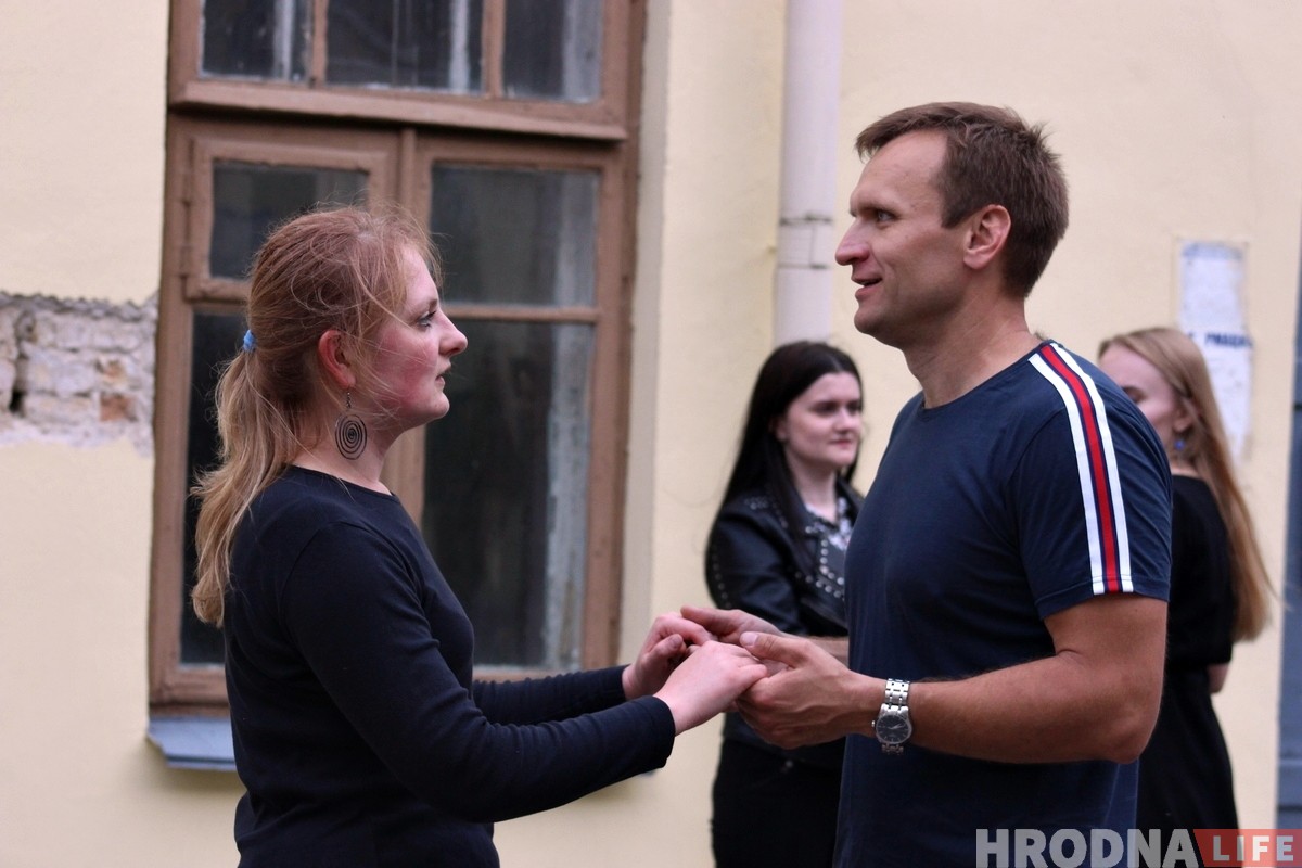 Беларуская музыка і танцы: у цэнтры Гродна зноў ажывае дворык Беларуская музыка і танцы: у цэнтры Гродна зноў ажывае дворык