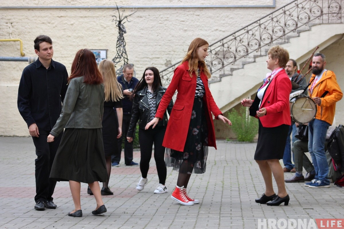 Беларуская музыка і танцы: у цэнтры Гродна зноў ажывае дворык Беларуская музыка і танцы: у цэнтры Гродна зноў ажывае дворык