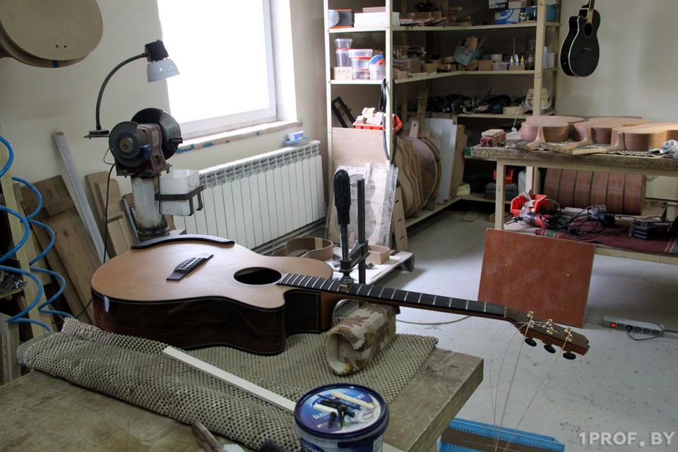 "Добрая гітара будзе служыць гаспадару ўсё жыццё". Стваральнік гітар «J: МОРС» і Міхалка з Гродна расказаў пра сваю працу