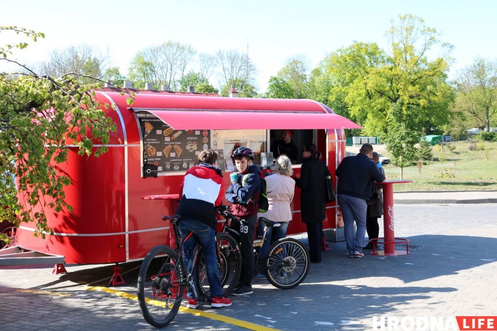 Фудтрак "Пан Картофан" адкрыўся на Віленскай: ёсць конусныя піцы і бульбачка з "сакрэтным" хрустам