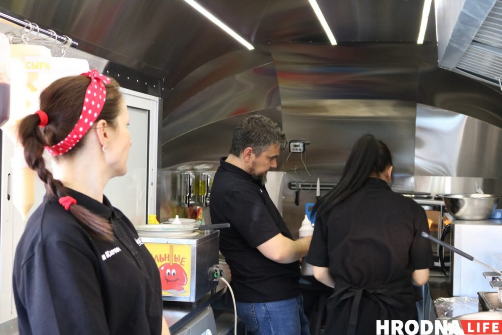 Фудтрак "Пан Картофан" адкрыўся на Віленскай: ёсць конусныя піцы і бульбачка з "сакрэтным" хрустам