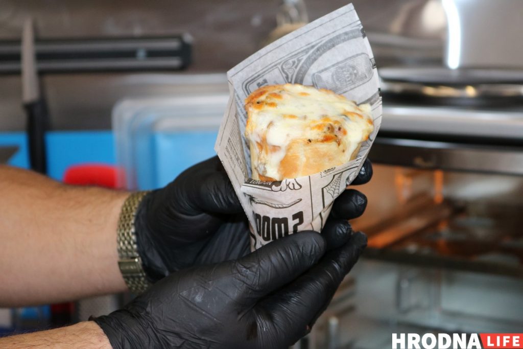 Фудтрак "Пан Картофан" адкрыўся на Віленскай: ёсць конусныя піцы і бульбачка з "сакрэтным" хрустам